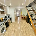 Spacious 5 Bed Townhouse Manchester, Salford Qauys - Two Bedroom With Parking Daire
