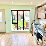 Spacious 5 Bed Townhouse Manchester, Salford Qauys - Two Bedroom With Parking Manchester