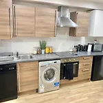 Spacious 5 Bed Townhouse Manchester, Salford Qauys - Two Bedroom With Parking