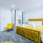 Luxury 3 Bedroom House Close To Center Manchester