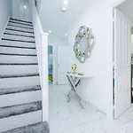 Luxury 3 Bedroom House Close To Center