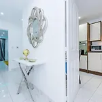 Luxury 3 Bedroom House Close To Center *