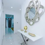 Luxury 3 Bedroom House Close To Center