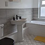 The Hive 2-bed With Kitchen And Private Bathroom In Lively Monton Village - Sleeps 4 - Free Wifi - Parking Nearby * Manchester
