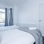 Spacious 4 Bed With Parking Tatil Evi