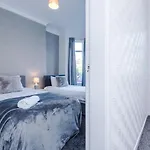 Tatil Evi Spacious 4 Bed With Parking *