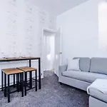 Spacious 4 Bed With Parking Tatil Evi