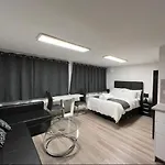 Appt - Sleeps 2 - Free Parking - 5min-metro Apartment *