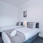 Spacious 4 Bed With Parking Tatil Evi Manchester