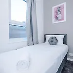 Spacious 4 Bed With Parking * Manchester