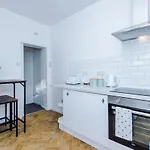 Spacious 4 Bed With Parking Manchester