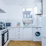 Spacious 4 Bed With Parking Tatil Evi Manchester