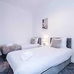 Spacious 4 Bed With Parking