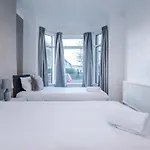 Spacious 4 Bed With Parking *