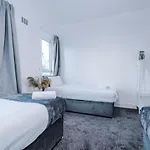 Spacious 4 Bed With Parking * Manchester