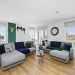 Stunning 3-bedroom Flat With Parking アパート *