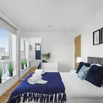 Stunning 3-bedroom Flat With Parking アパート *