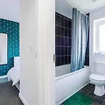 Spacious 5 Bedroom Hosted By Mcr Dens Manchester