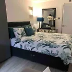 Daire Lux Private Entrance 1 Bed - Free Parking - Ideal For Coop Live, Mcr Centre, Salford Royal Hospital & Buile Hill Mansion Wedding Venue Manchester