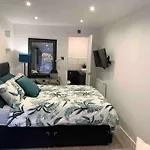 Daire Lux Private Entrance 1 Bed - Free Parking - Ideal For Coop Live, Mcr Centre, Salford Royal Hospital & Buile Hill Mansion Wedding Venue
