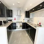 The Works-fresh 2bed In Centre, Opposite Arndale. *