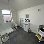 2 Bedroom Flat Close To City, Stadium And Coop Arena Apartmán