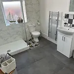2 Bedroom Flat Close To City, Stadium And Coop Arena