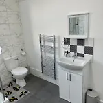 2 Bedroom Flat Close To City, Stadium And Coop Arena Apartmán *