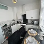 2 Bedroom Flat Close To City, Stadium And Coop Arena Apartmán *