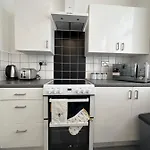 Apartmán 2 Bedroom Flat Close To City, Stadium And Coop Arena