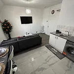 Apartmán 2 Bedroom Flat Close To City, Stadium And Coop Arena *