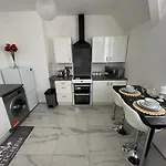 2 Bedroom Flat Close To City, Stadium And Coop Arena Manchester