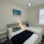 2 Bedroom Flat Close To City, Stadium And Coop Arena Apartmán