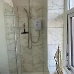 Apartmán 2 Bedroom Flat Close To City, Stadium And Coop Arena *