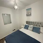 2 Bedroom Flat Close To City, Stadium And Coop Arena Apartmán *