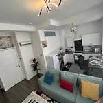 2 Bedroom Flat Close To City, Stadium And Coop Arena Apartmán *