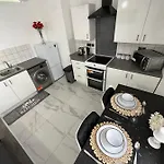 2 Bedroom Flat Close To City, Stadium And Coop Arena Manchester