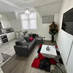 2 Bedroom Flat Close To City, Stadium And Coop Arena Apartmán *