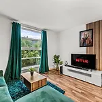 Large - Sleeps 8