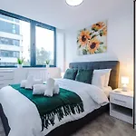 New! Stylish 2-bed In By 53 Degrees - Amazing Location, Ideal For Small Groups - Sleeps 4! Daire *