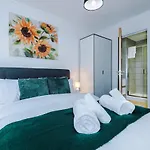 New! Stylish 2-bed In By 53 Degrees - Amazing Location, Ideal For Small Groups - Sleeps 4! * Manchester