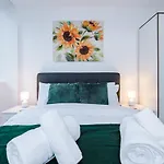 New! Stylish 2-bed In By 53 Degrees - Amazing Location, Ideal For Small Groups - Sleeps 4! Daire