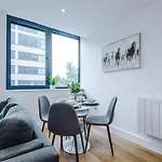 New! Stylish 2-bed In By 53 Degrees - Amazing Location, Ideal For Small Groups - Sleeps 4! Daire