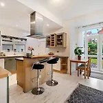 Spacious Near United Stadium - Pass The Keys