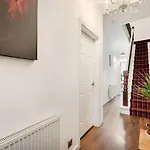 Tatil Evi Spacious Near United Stadium - Pass The Keys