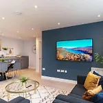 Stunning Brand New 3 Bed By Valore Services Apartment *
