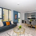 Stunning Brand New 3 Bed By Valore Services Apartment Manchester