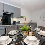 Stunning Brand New 3 Bed By Valore Services Apartment Manchester