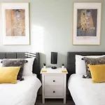 Tatil Evi 8 Bed, Comfortably Sleeps 10, 3 Bath House, 5 Mins Centre Manchester