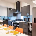 8 Bed, Comfortably Sleeps 10, 3 Bath House, 5 Mins Centre Manchester